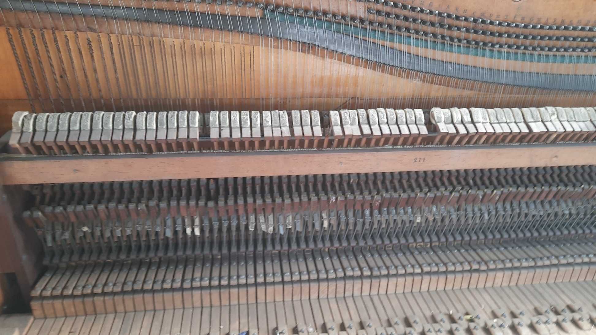 stare pianino na płycie drewnianej firmy F.B.Voigt &Sohn z Berlina