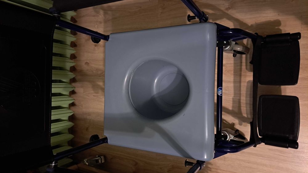 Wózek inwalidzki toaleta