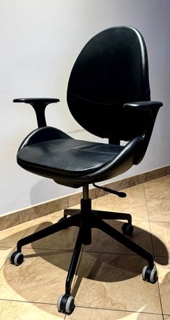 Krzesło biurowe ergonomiczne czarne skórzane IKEA HATTEFJALL