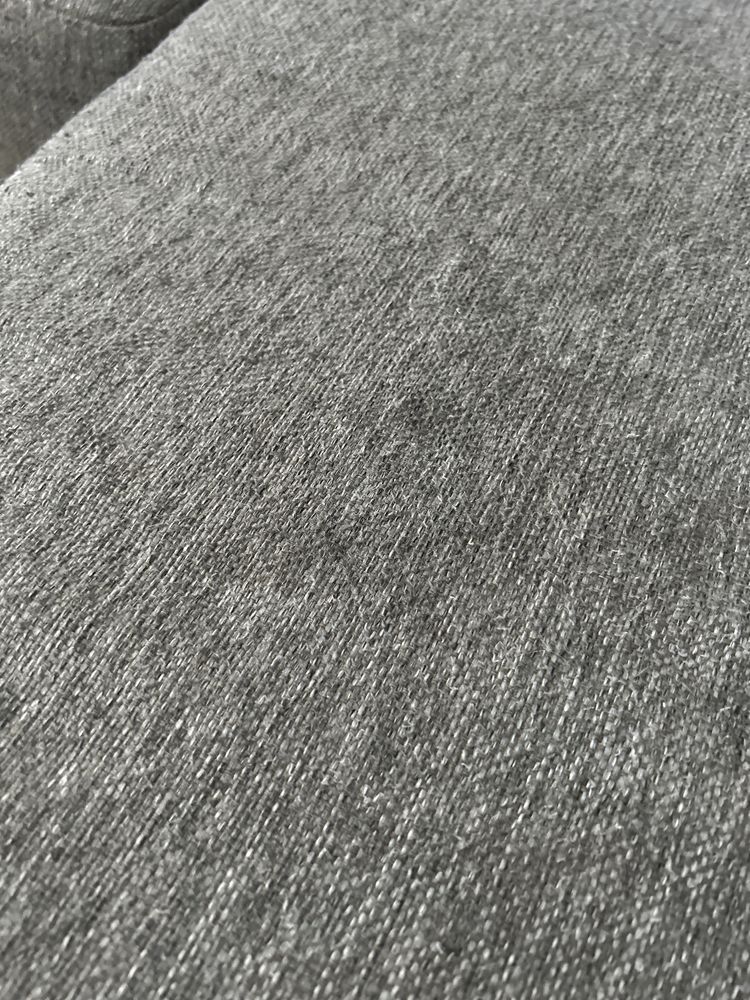 Sofá cinzento com chaise lounge e armazenamento