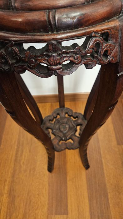 Mesa de pedestal com tampo de mármore para suporte de vaso/candeeiro.