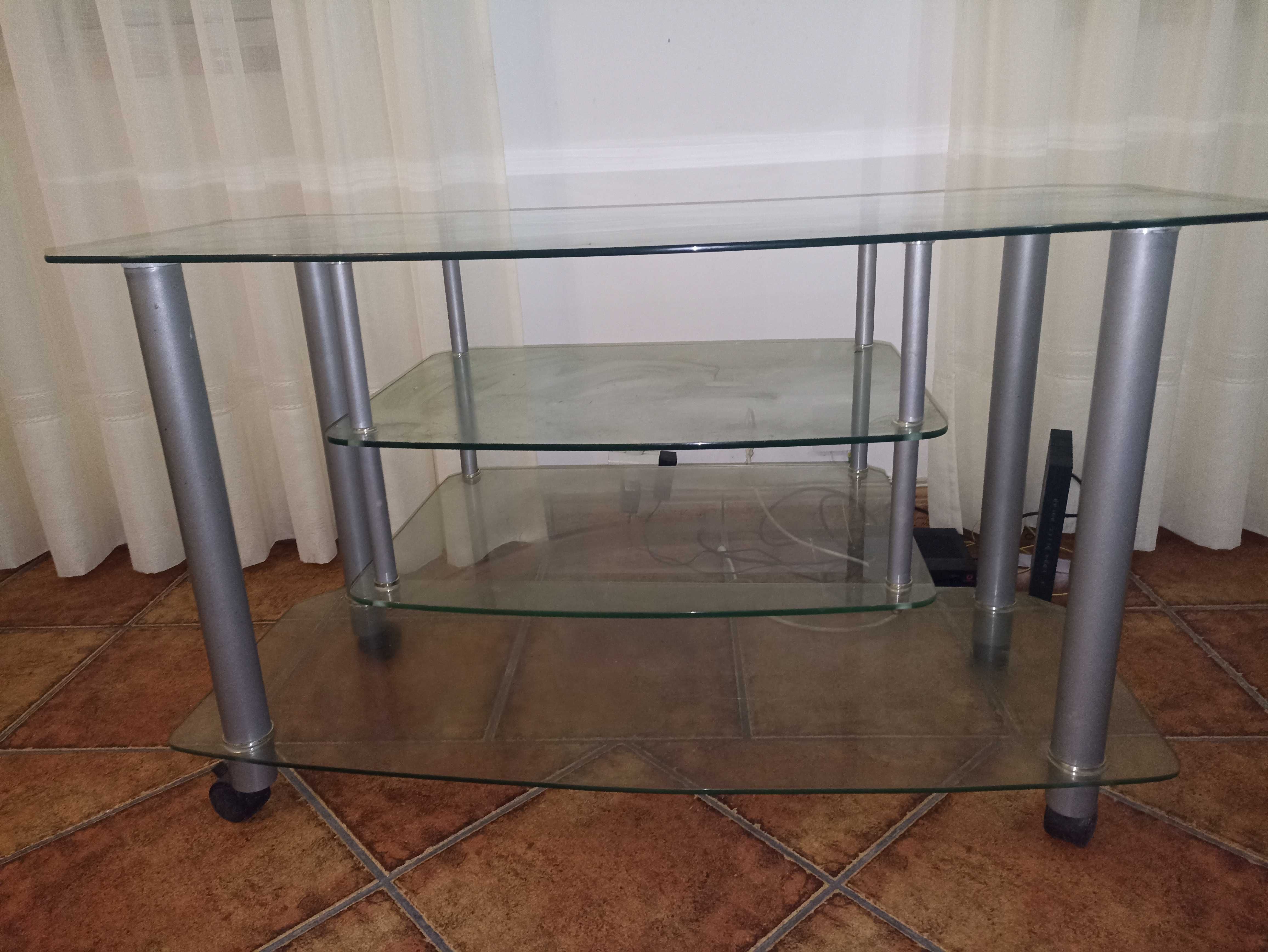 Mesa para troca de um ferro de engomar ou máquina de café