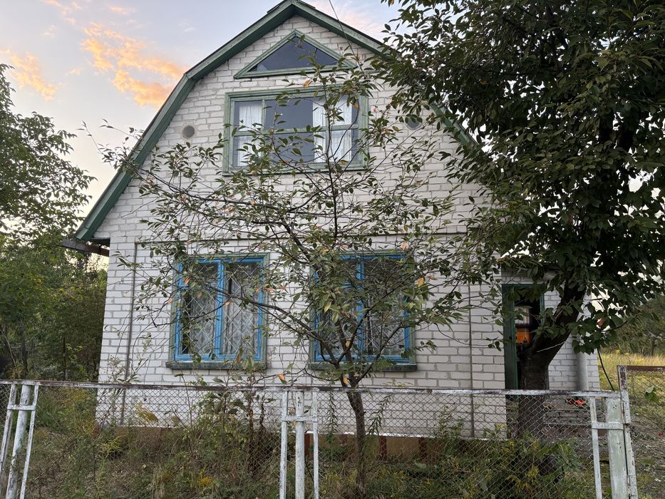 Дачний будинок в затишному місці