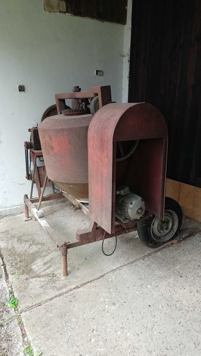 Betoniarka 350 L z napędem przechyłu