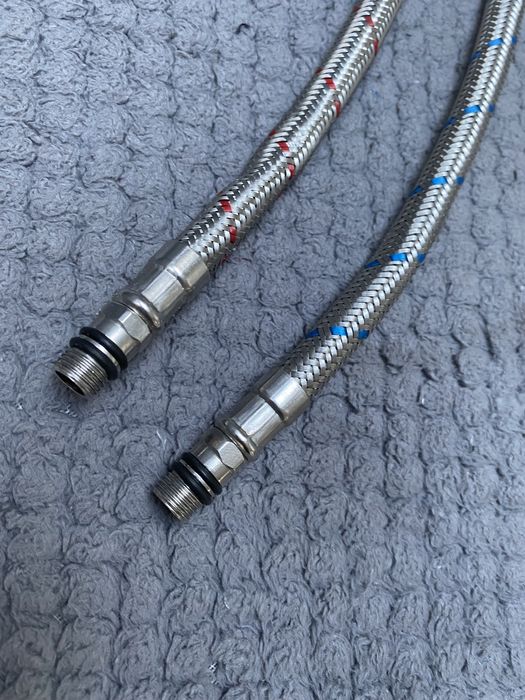 Sprzedam Dwa nowe wężyki przylaczeniowe do baterii o dlugosci 35 cm