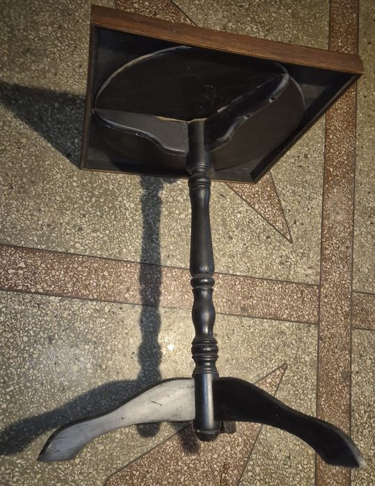 Stolik z ozdobnym blatem