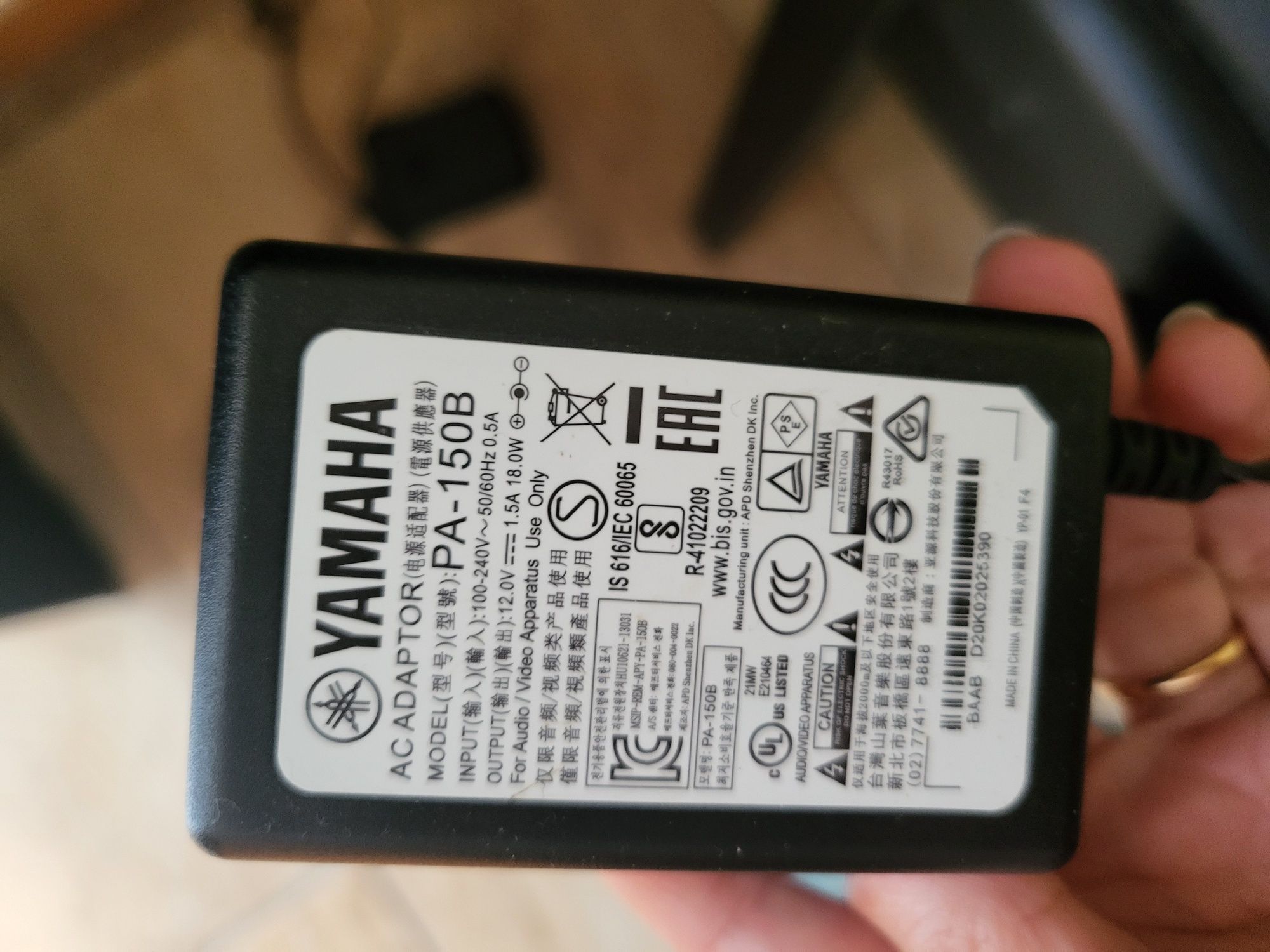 Piano yamaha P-45 com pés em madeira + banco