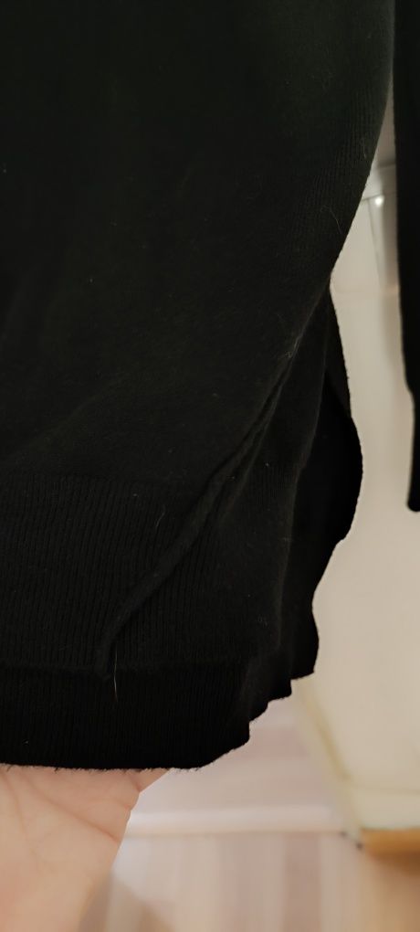 Camisola preta decote redondo, tamanho M. Com pouco uso.