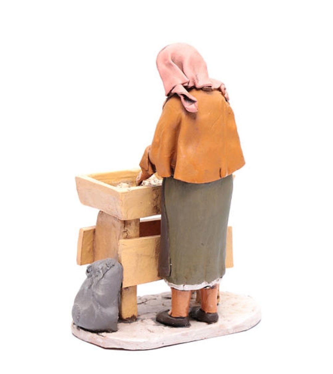Figurka do szopki kobieta wyrabiajaca ciasto