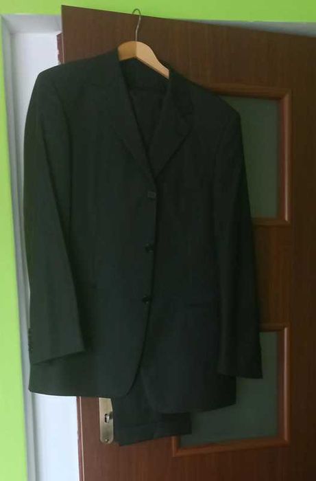 Garnitur męski. Ciemny grafit wpadający w czerń