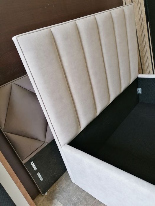 Łóżko tapicerowane na wymiar sypialnia nóżki stelaż panele producent