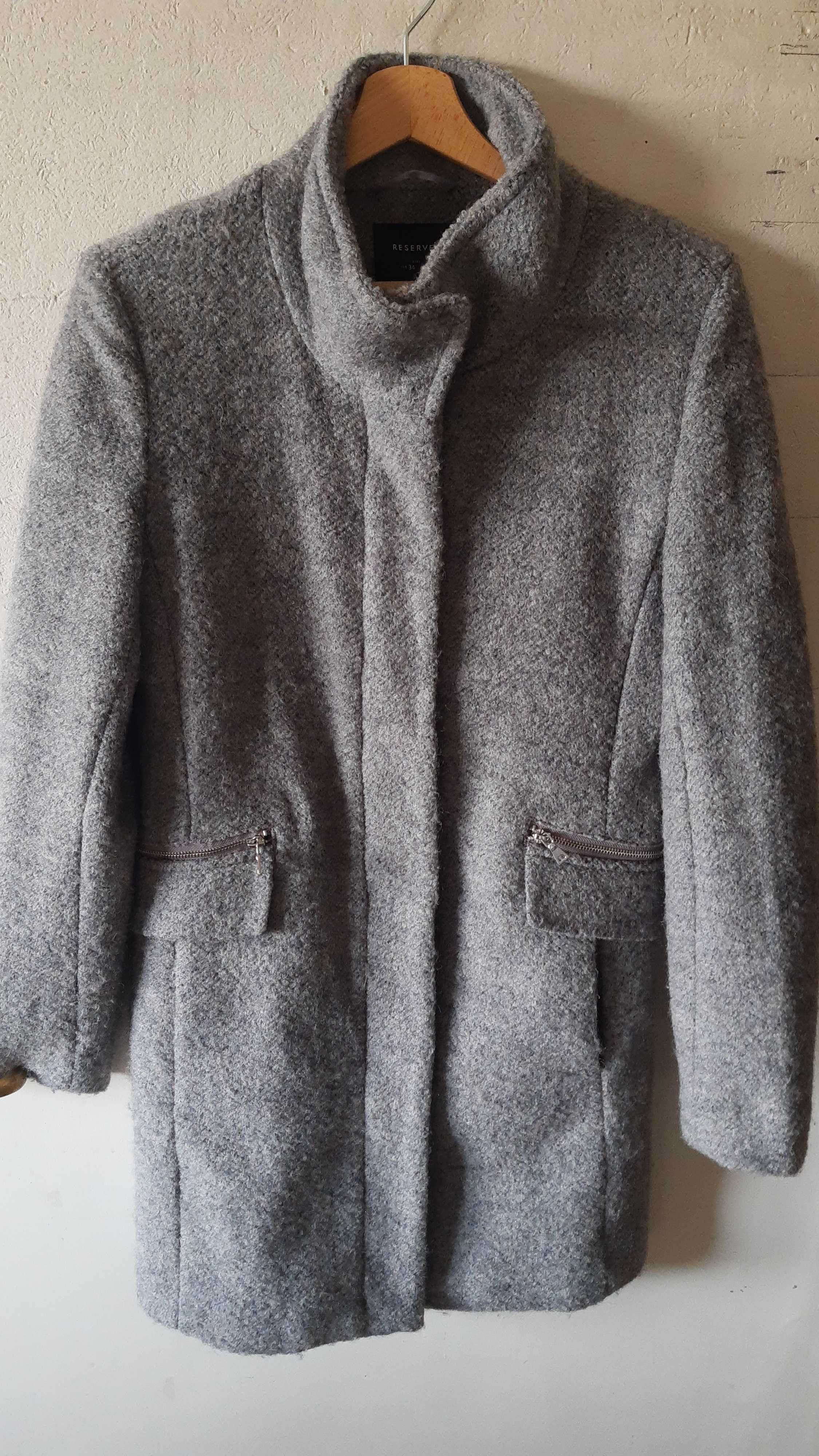 Płaszcz zimowy boucle z Reserved 38% wełny