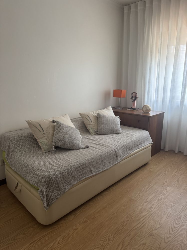 Cama individual com arrumação – 190×90 cm
