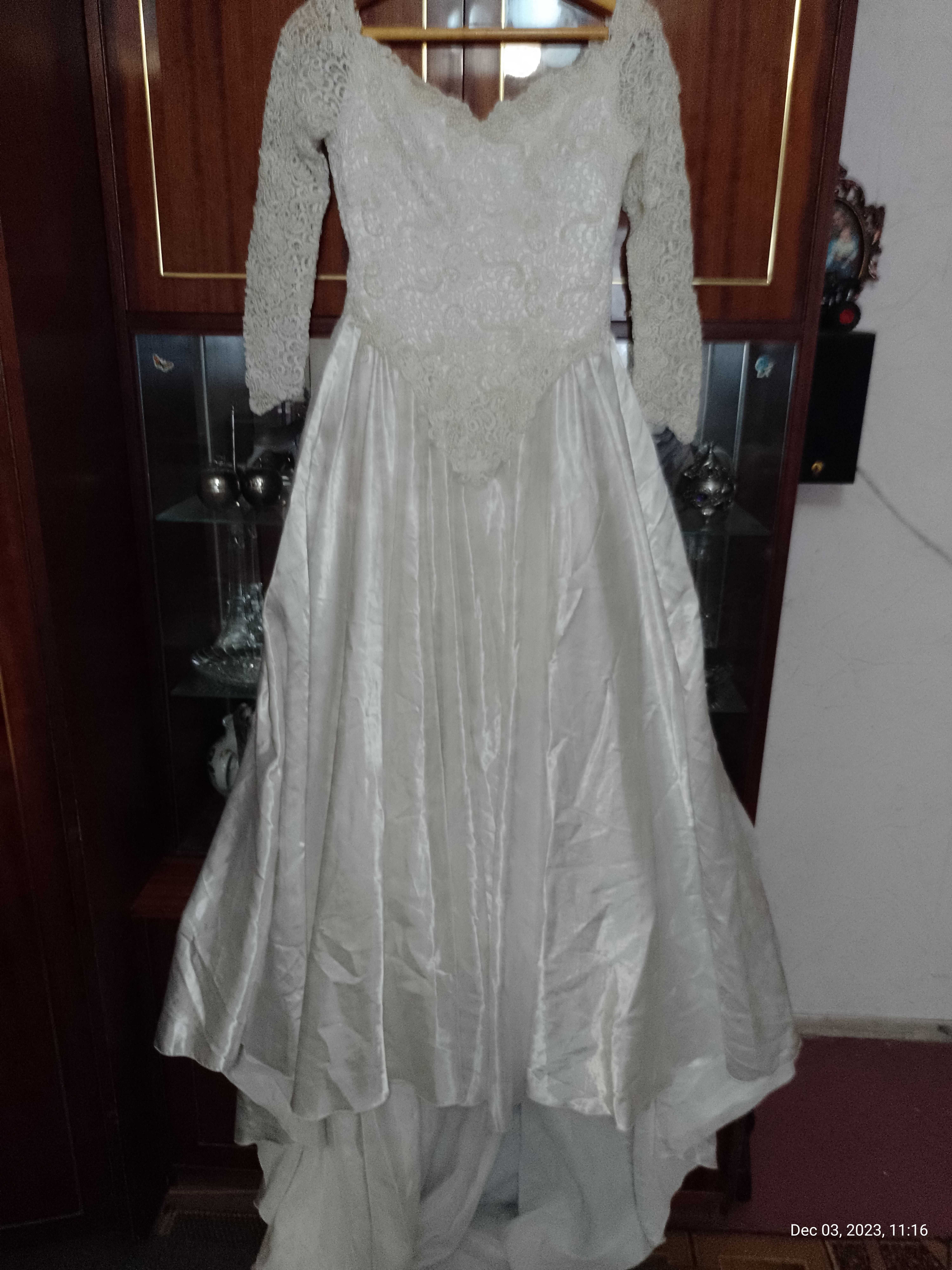 продам  белое свадебное платье -атлас. вышивка