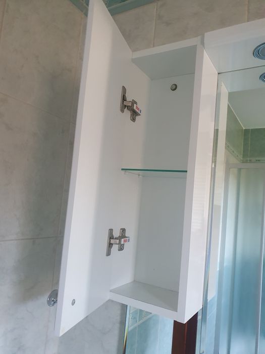 Szafka z umywalką i lustrem wiszącym