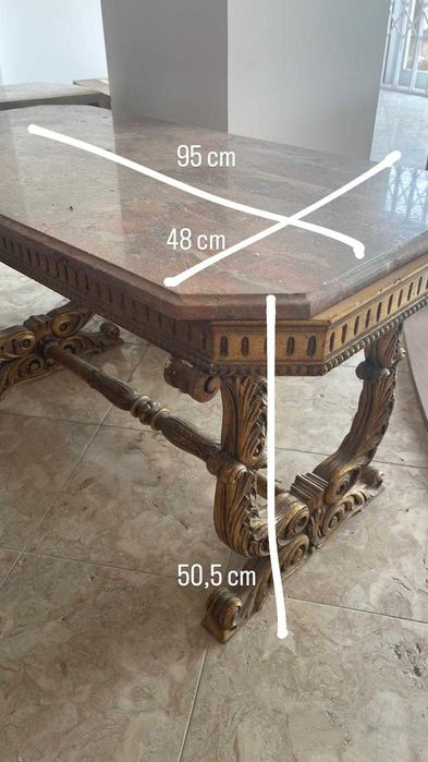 Mesa com talha dourada com tampo em pedra mármore rosa