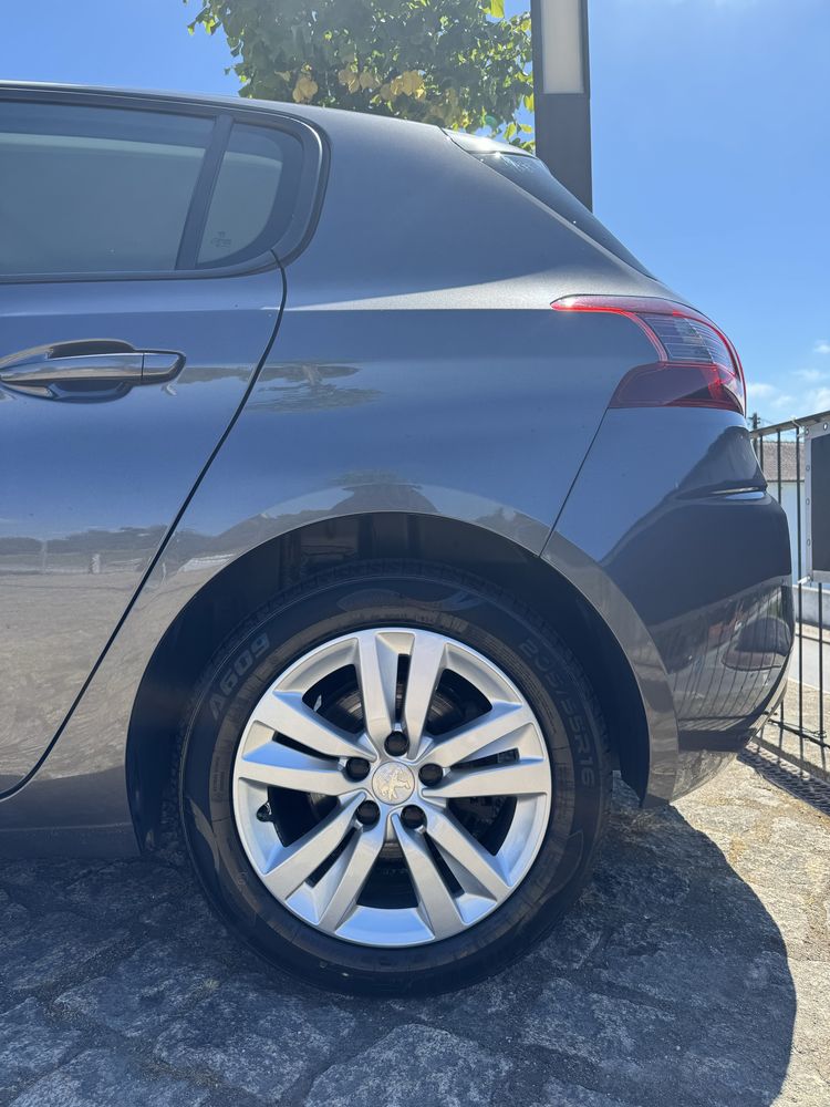 Peugeot 308 1.2 PureTech 130cv – Caixa Automática