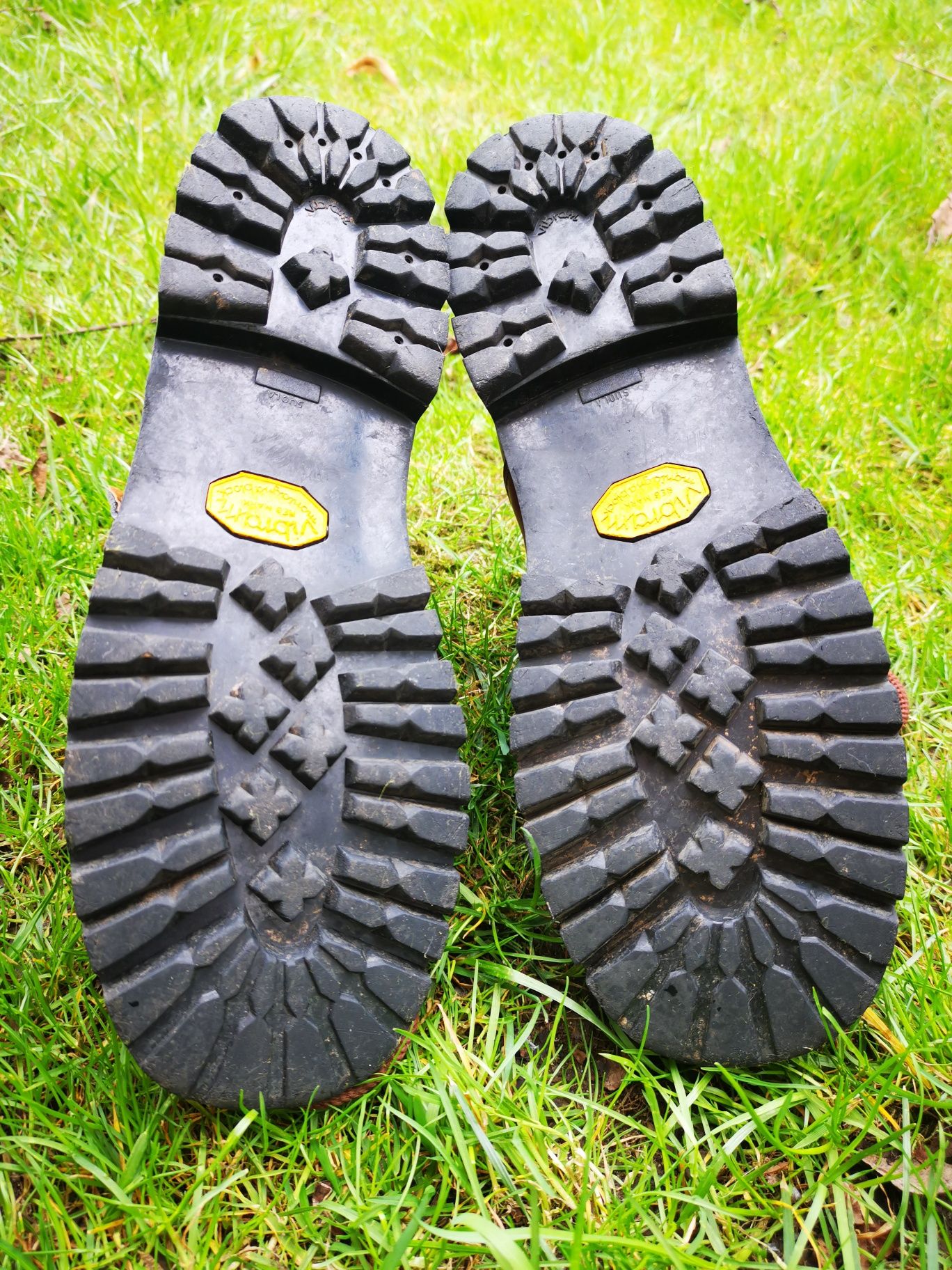 Buty górskie starego typu na Vibramie