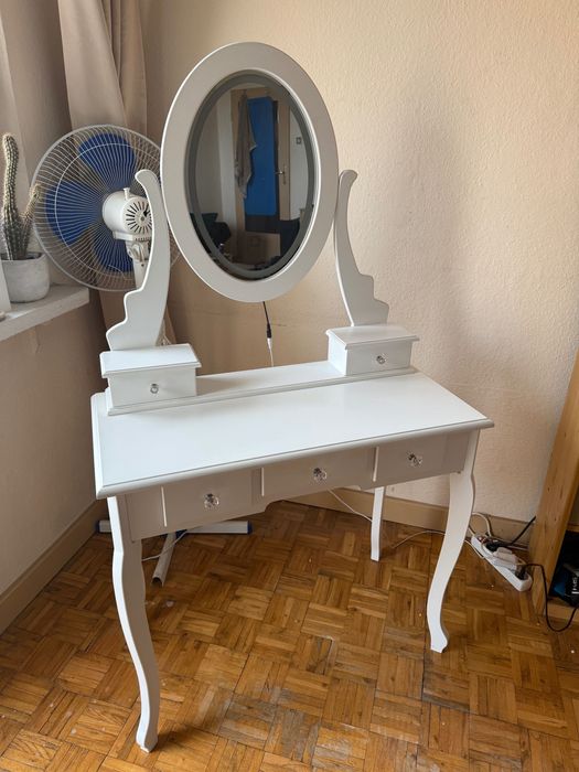 Toaletka z oświetleniem