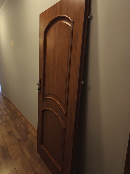Drzwi z ościeżnicami  80