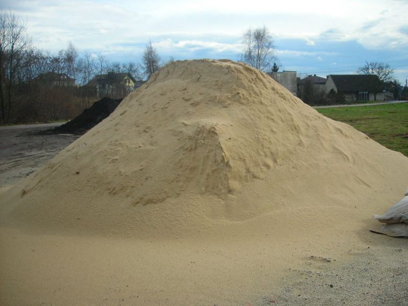 Piasek szary płukany bloczki betonowe fundamentowe cement wapno żwir