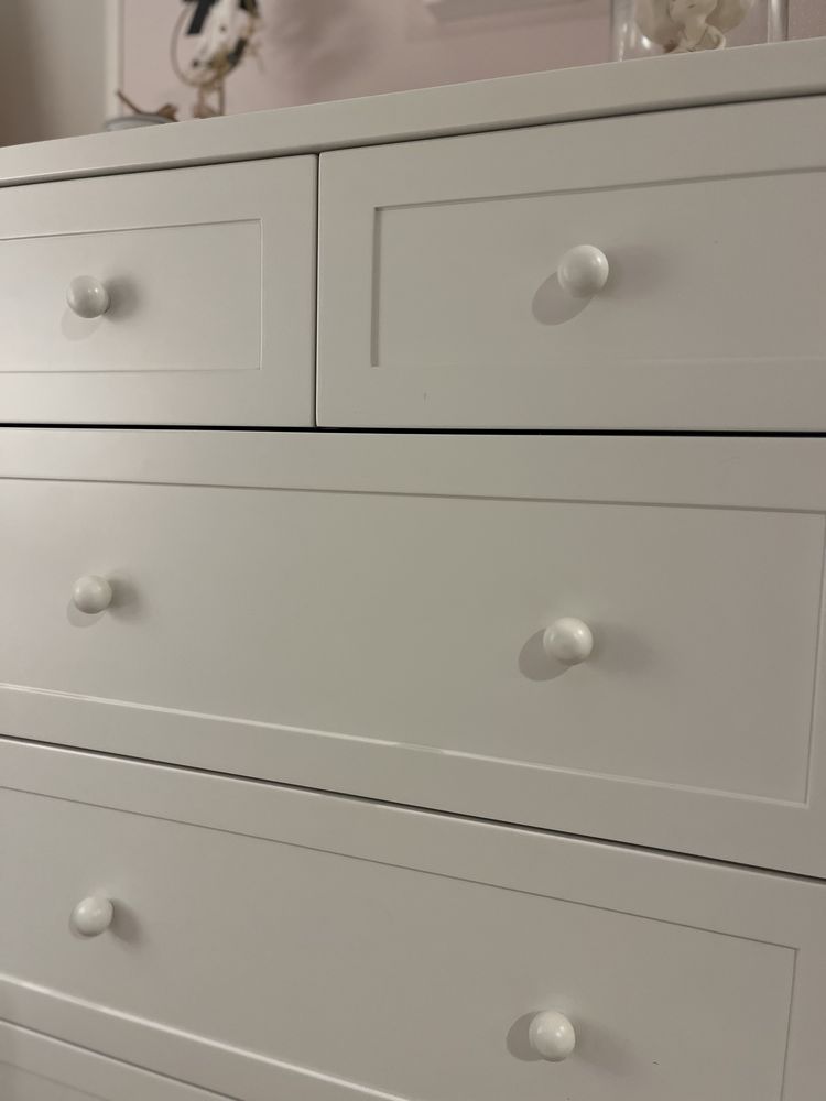 Cómoda lacada a branco