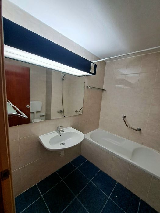 Apartamento T1 na Rua da Oura em condomínio com piscina