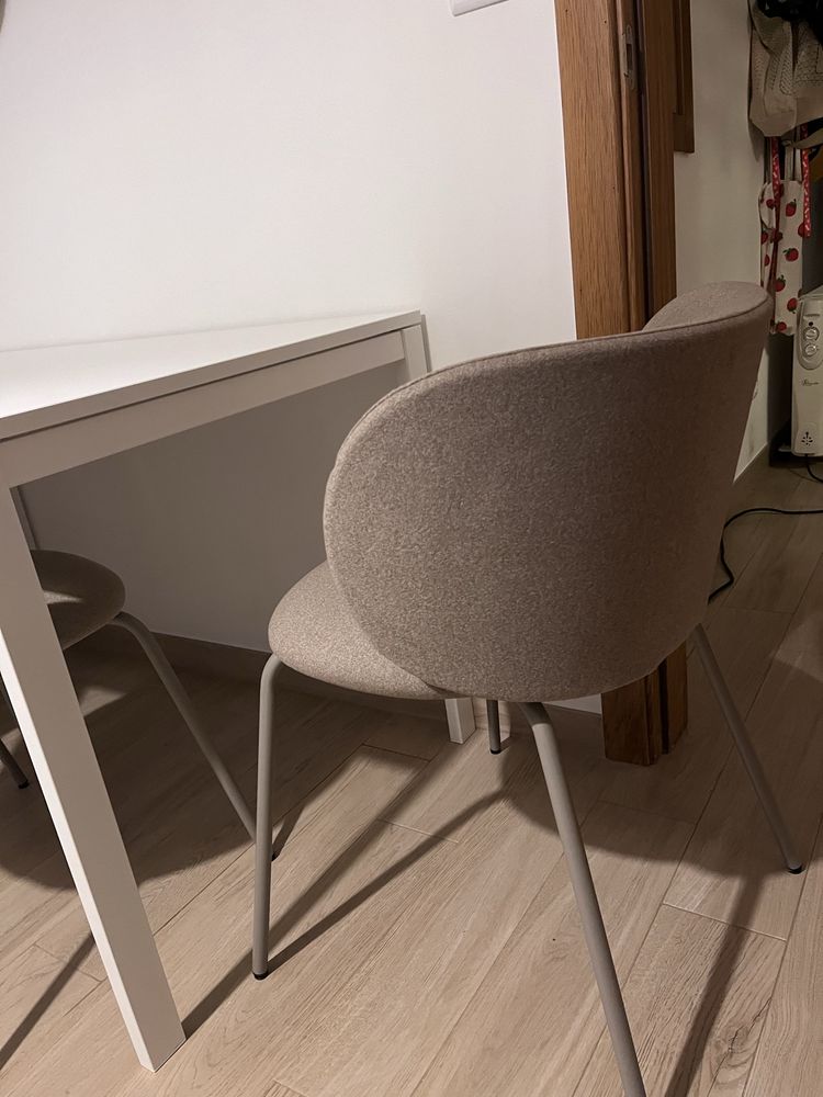 Conjunto de cadeiras e mesa