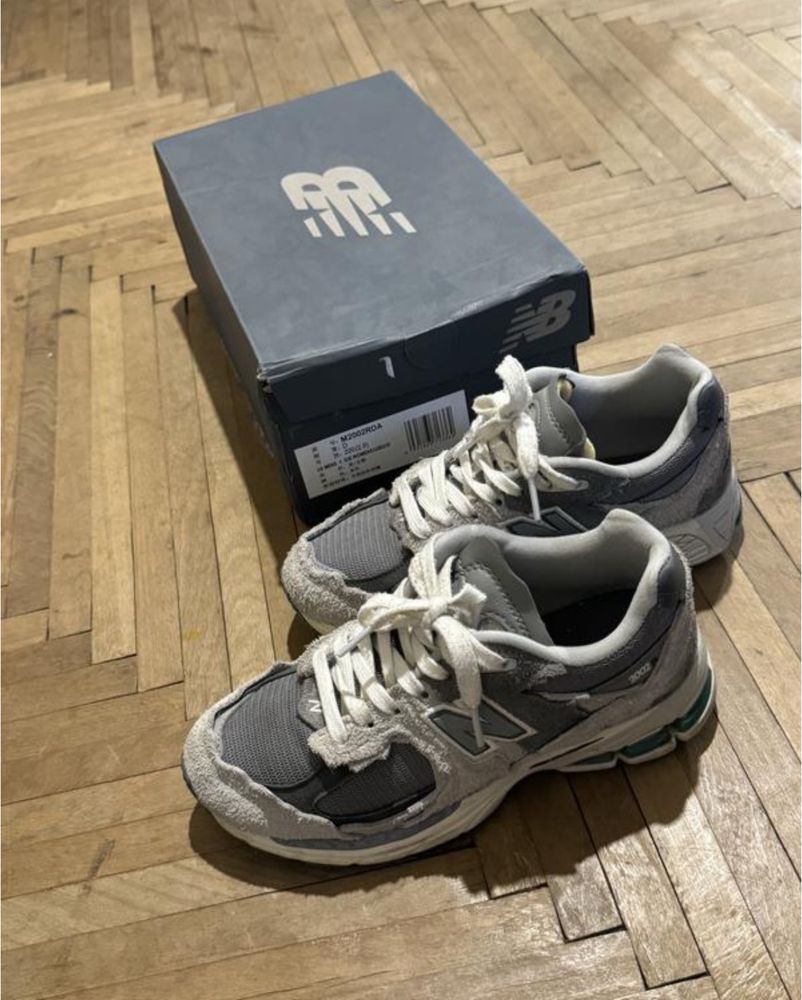 New balance 2002r