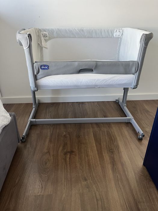 Łóżeczko dostawka Chicco Next2Me + Materac + karuzela Chicco