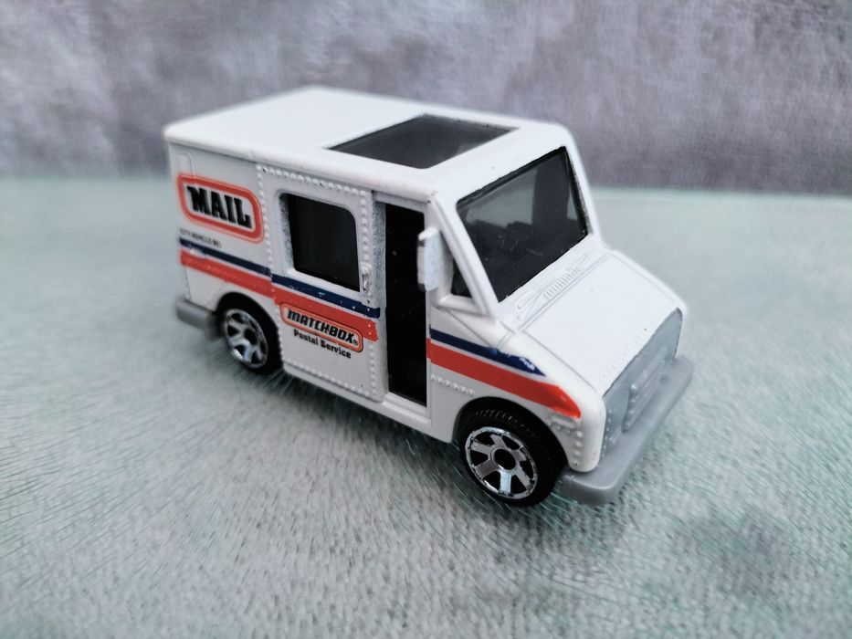 Matchbox MB993 Ciężarówka dostawcza Delivery Service Truck 1:88 Mattel