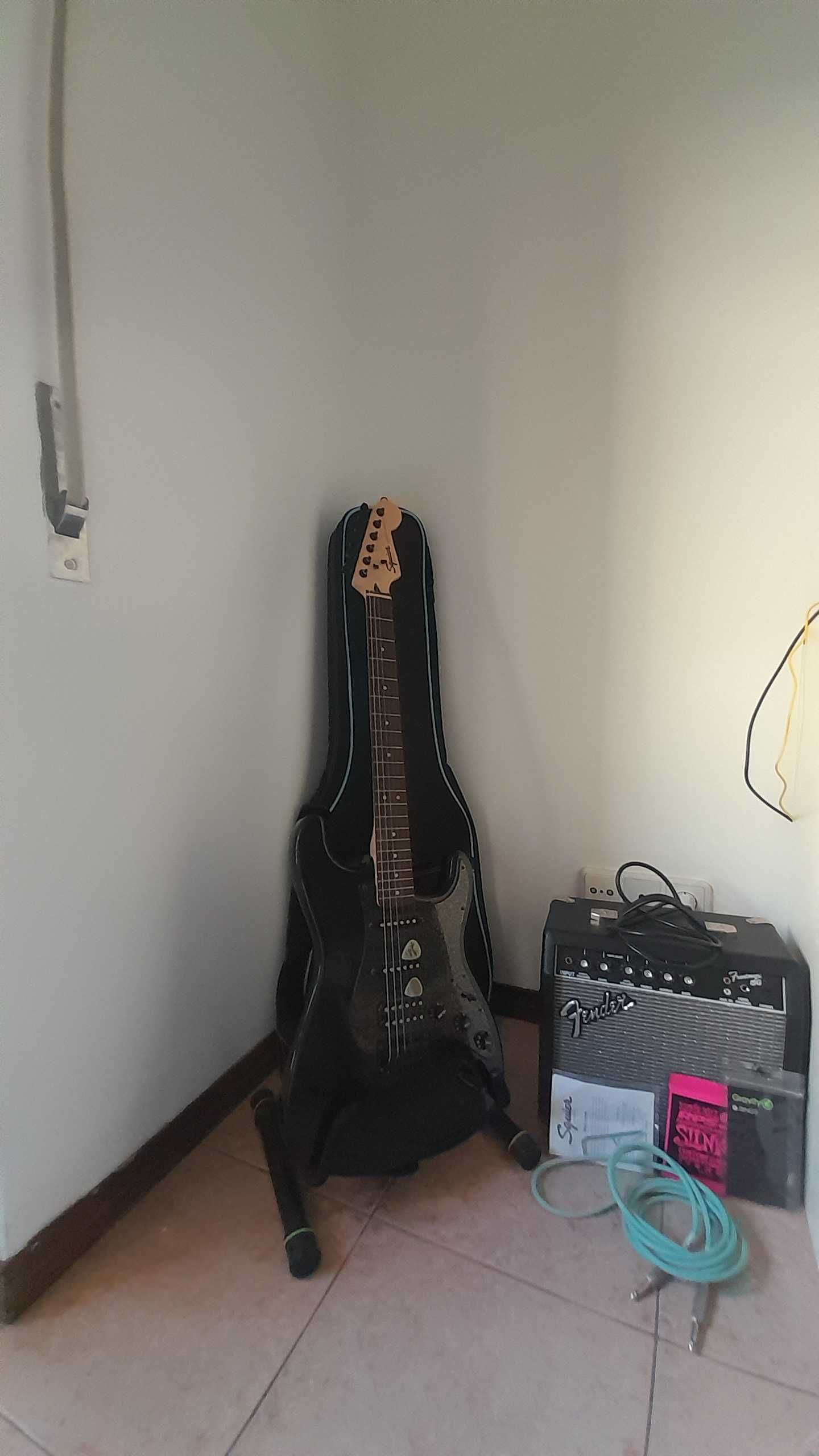 Guitarra Squier, amplificador fender e acessórios( Braga, são vitor)