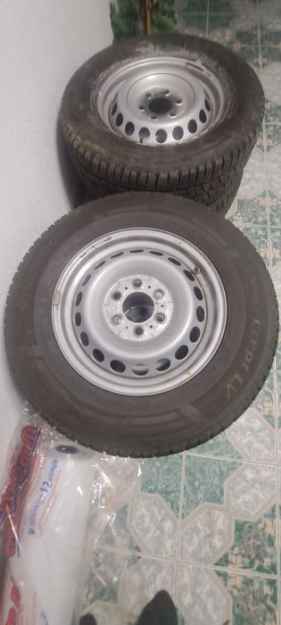Продам шини на  Спрінтер 906 із дисками 235 65 16с Hankook зимові