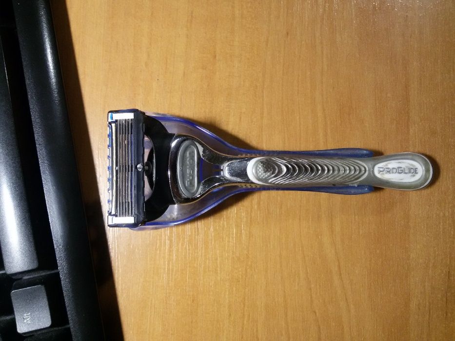 Бритвенный станок Gillette без картриджа.