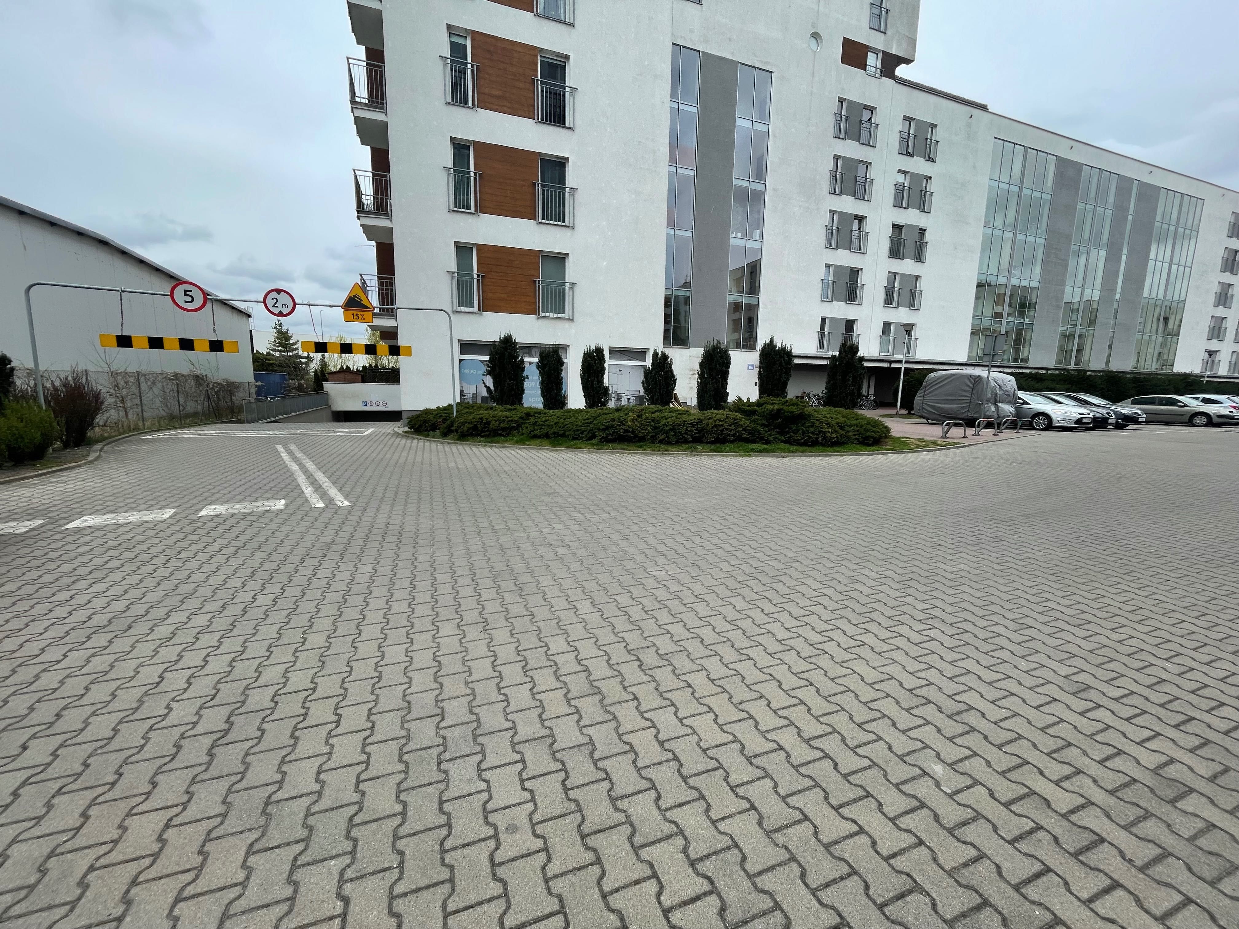 Sprzedam Garaż Garaże Poznań Szerokie miejsca postojowe