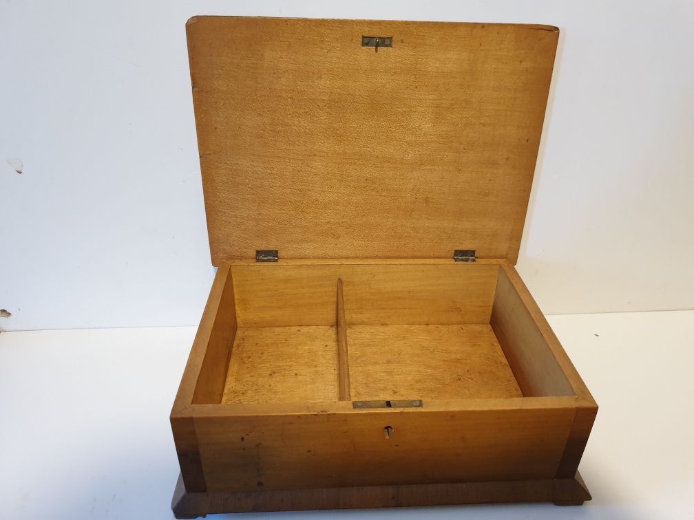 Antiga caixa de costura suíça em madeira com embutidos