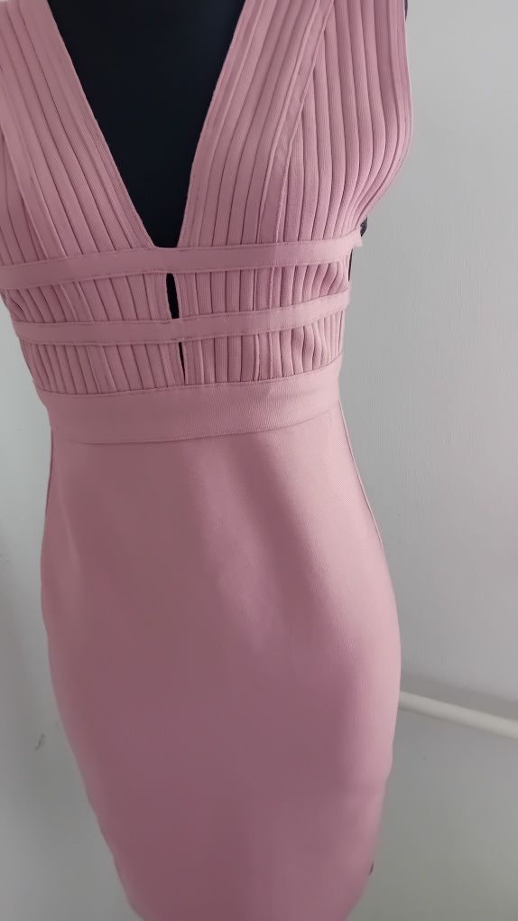 Elegancka nowa sukienka z firmy boohoo ściągająca tzw. bandażowa