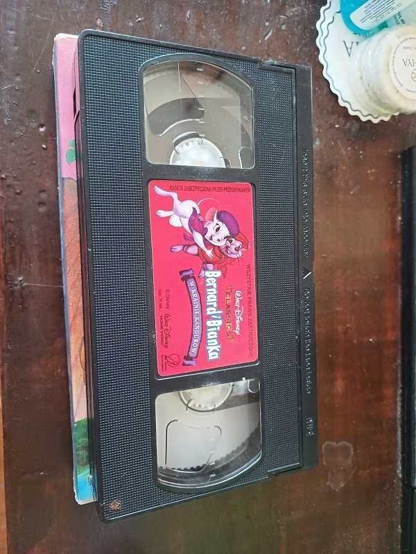 mam na sprzedaż kasetę VHS Bernard i Bianka