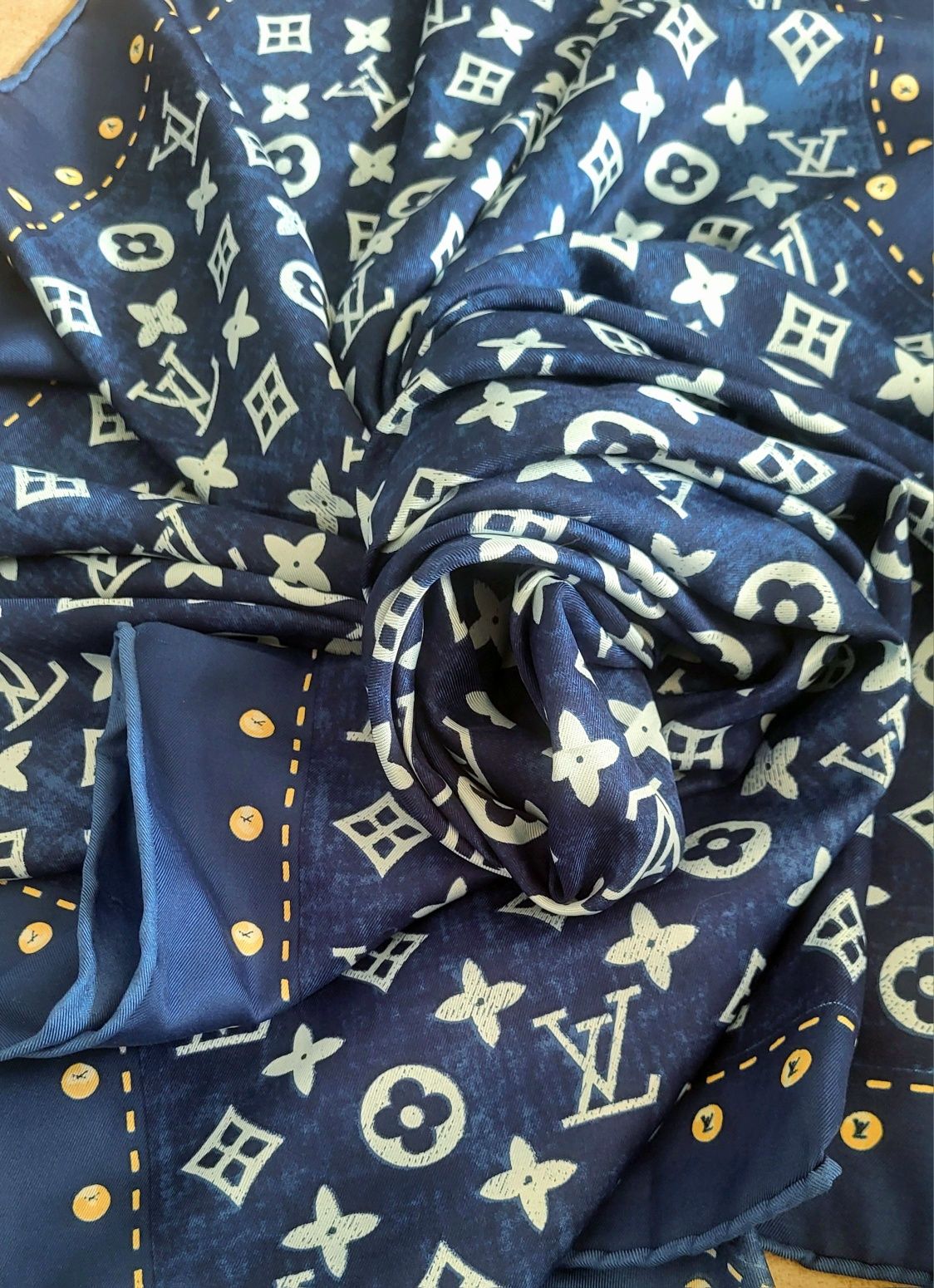 Louis Vuitton duża chusta apaszka jedwabna