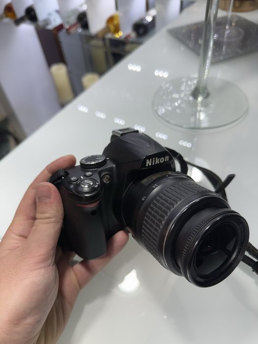 Nikon D3000 + obiektyw 18-55mm