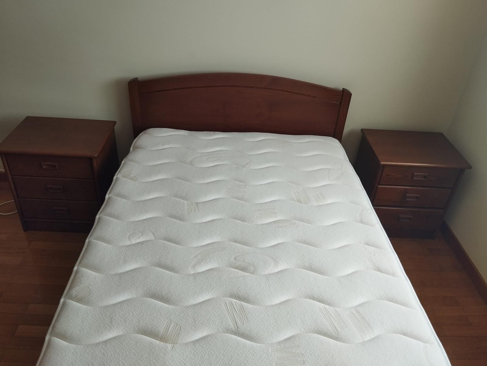 Cama com 6 gavetas + mesa de cabeceira 3 gavetas