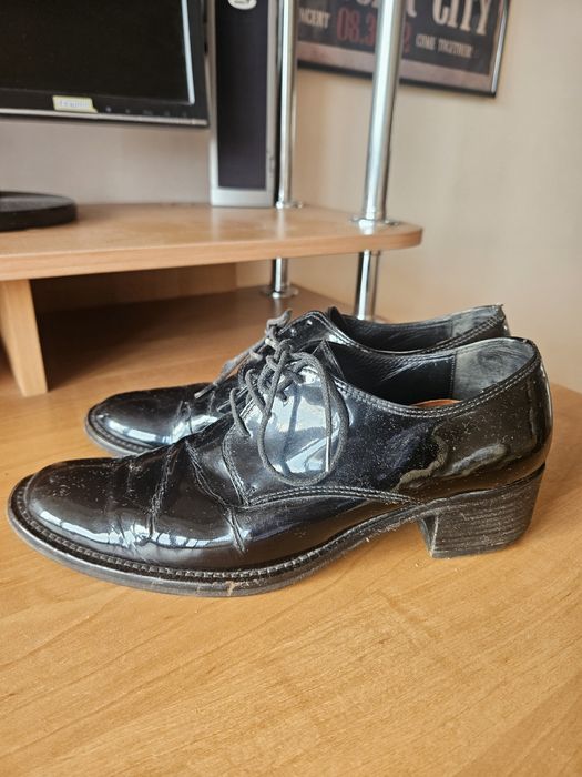 Лаковані дербі.Зроблені в Італії з натуральної шкіри , на підборах. 38