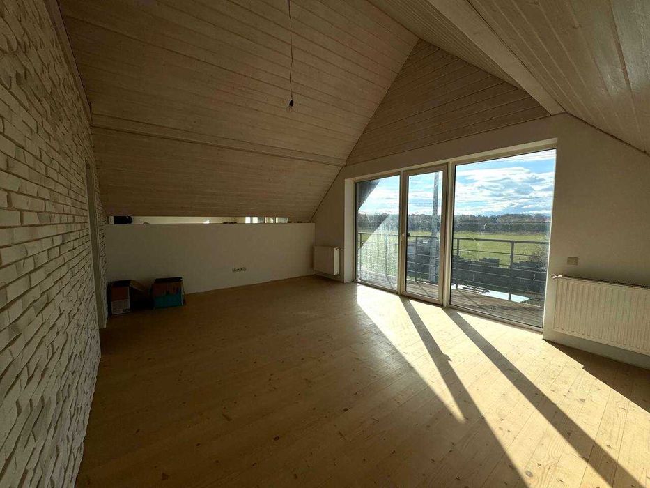 Сучасний особняк з ВЛАСНОЮ ділянкою!