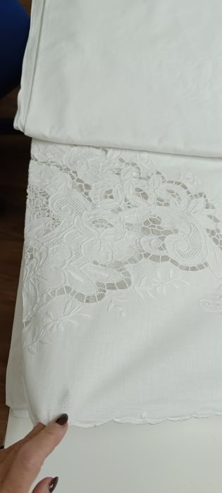 Toalha branca de mesa bordada à mão