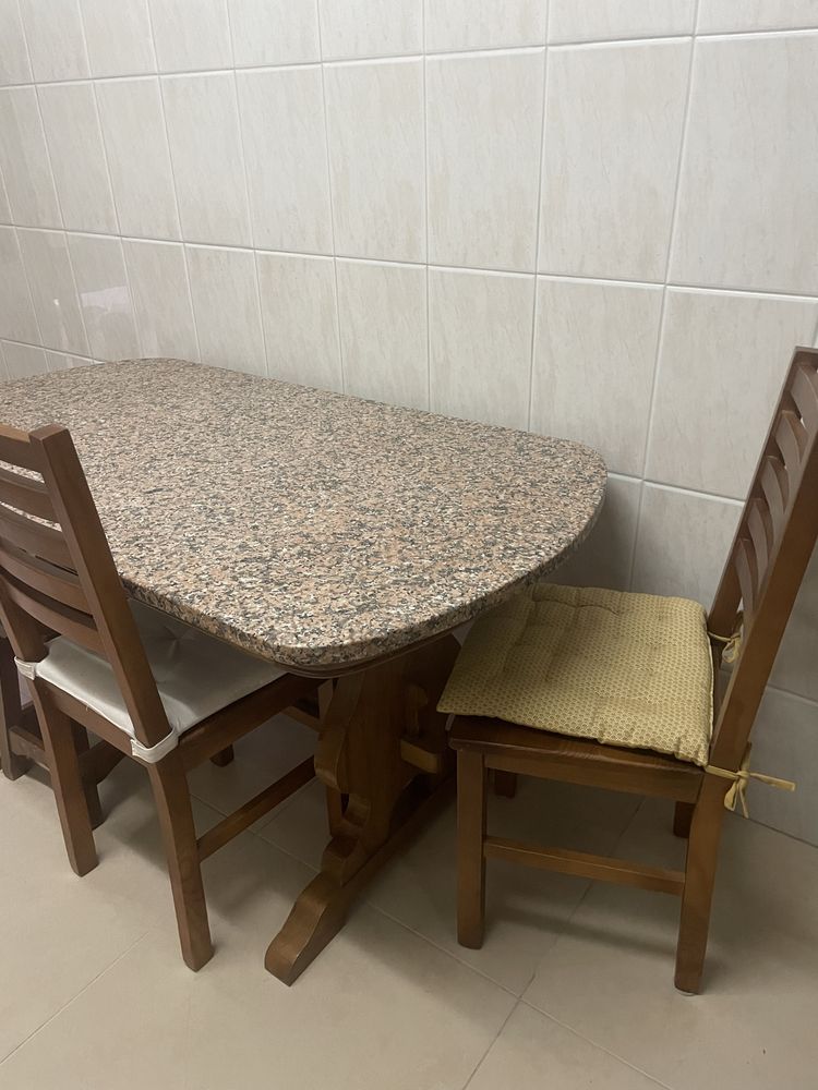 Mesa de mármore com madeira + 3 cadeiras + 2 bancos