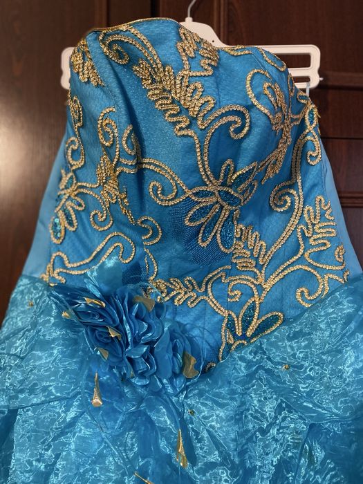 Продам або здам в оренду бальні сукні