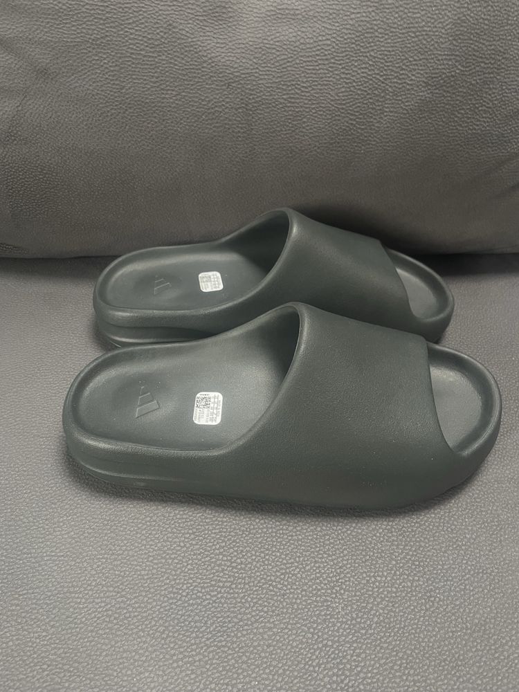 Yeezy Slides Onyx | Czarne | Nowe z metką | 46 EU