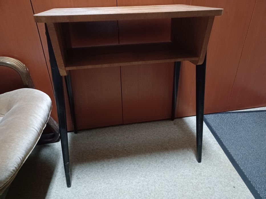 Stolik pod radio (typ 600-203 B) Przeds. Obróbki Drewna w Koronowie.