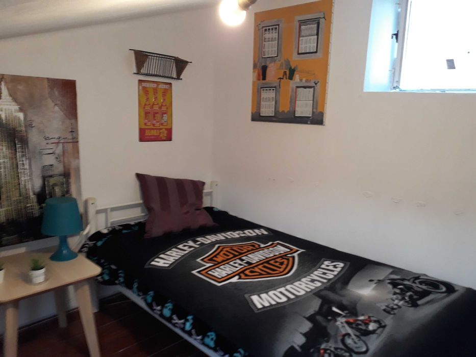 Quarto c/ WC PRIVADO num SOTÃO TETO BAIXO. Centro Lisboa