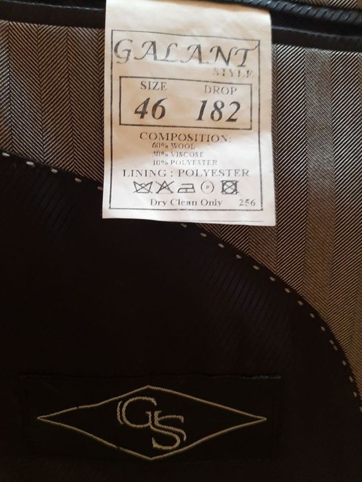 Костюм сірого кольору, чоловічий!